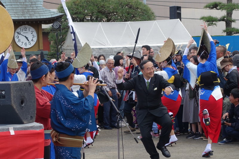 蜂須賀まつりで阿波踊りを披露する県知事