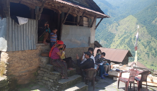 ネパールのブジュン村でのフィールドワークの様子