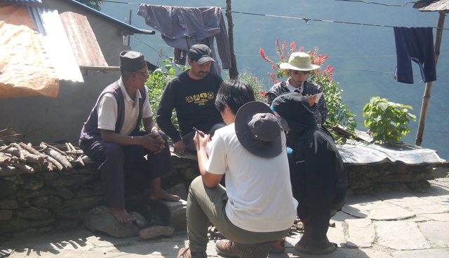 ネパールのブジュン村でのフィールドワークの様子２